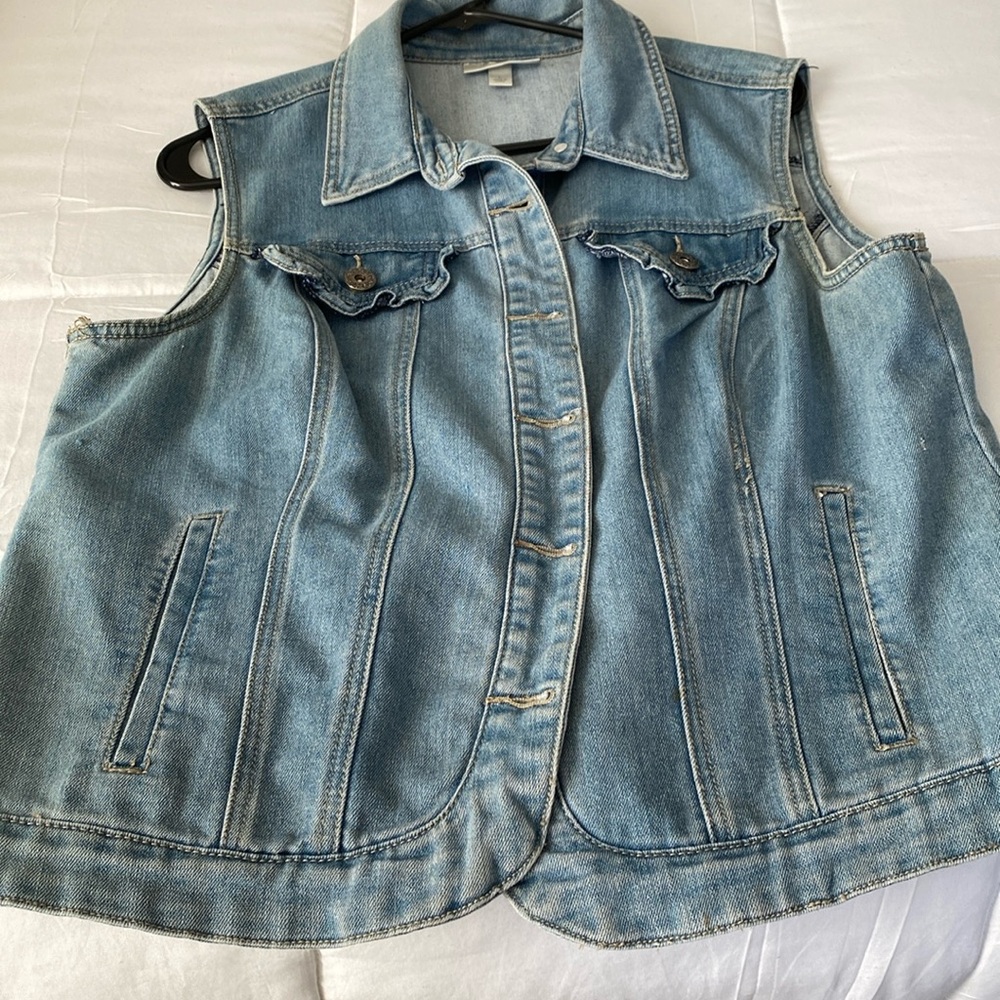 Denim Woman’s Vest with ruffled pockets.